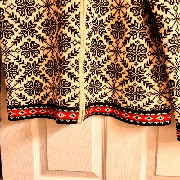 L.L. Bean sweater. 100% wool. Black, off white, red & green. Size L. - Picture 4 of 5